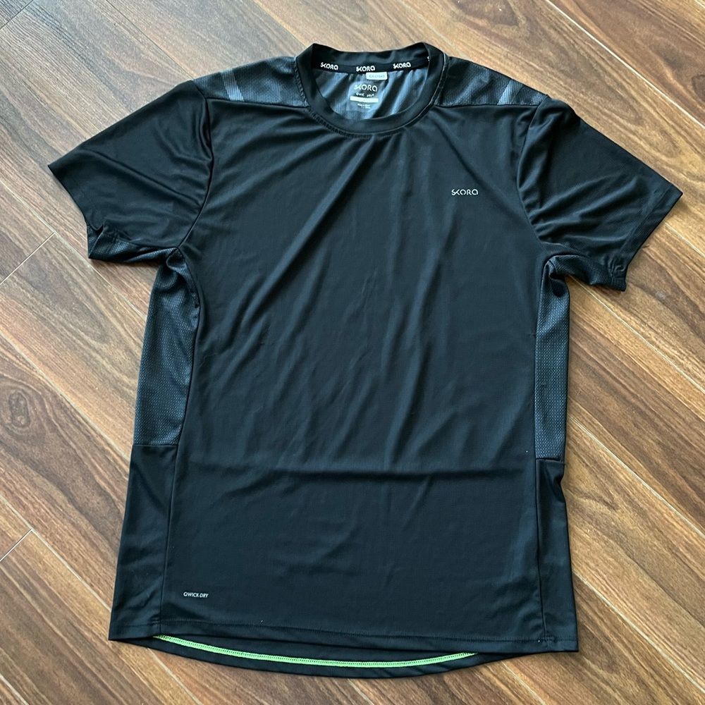 Mens great shape Quick dry T- Shirt size Large Qwick-dry STora